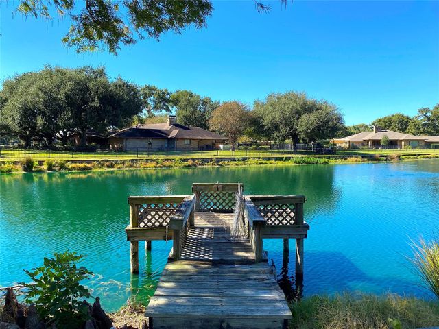 15102 Lakeview Dr, Jersey Village, TX 77040