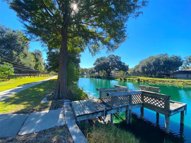 15102 Lakeview Dr, Jersey Village, TX 77040