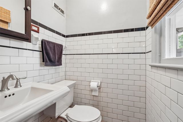 6045 N Waterbury Road, Des Moines, IA 50312