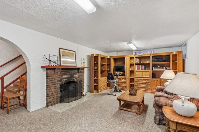 6045 N Waterbury Road, Des Moines, IA 50312