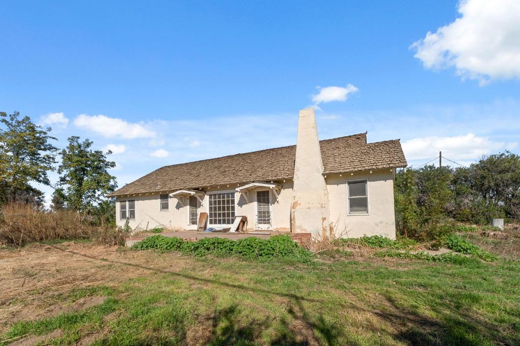 Image 10 of property listing at 15502 10th Avenue, Hanford, CA 93230