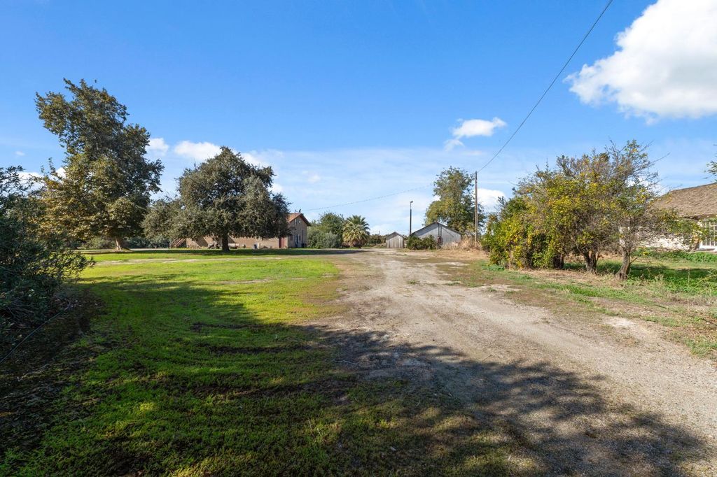 Image 11 of property listing at 15502 10th Avenue, Hanford, CA 93230