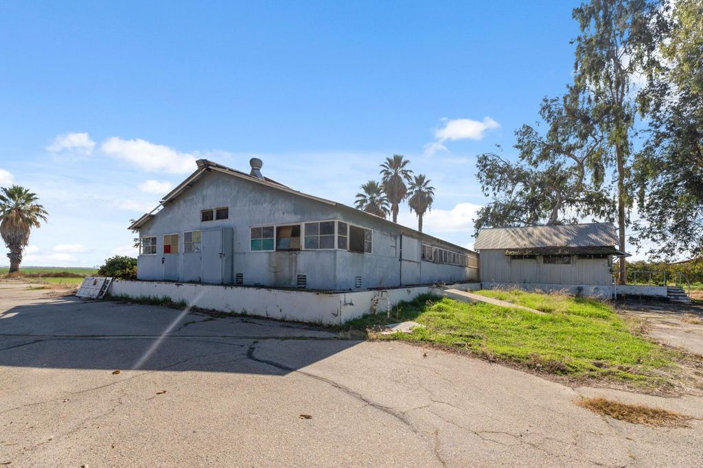 Image 12 of property listing at 15502 10th Avenue, Hanford, CA 93230