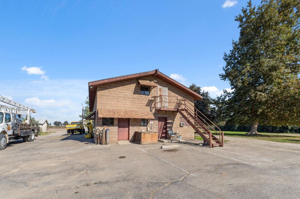 Image 16 of property listing at 15502 10th Avenue, Hanford, CA 93230