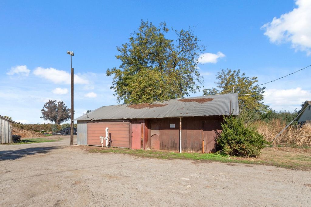 Image 18 of property listing at 15502 10th Avenue, Hanford, CA 93230