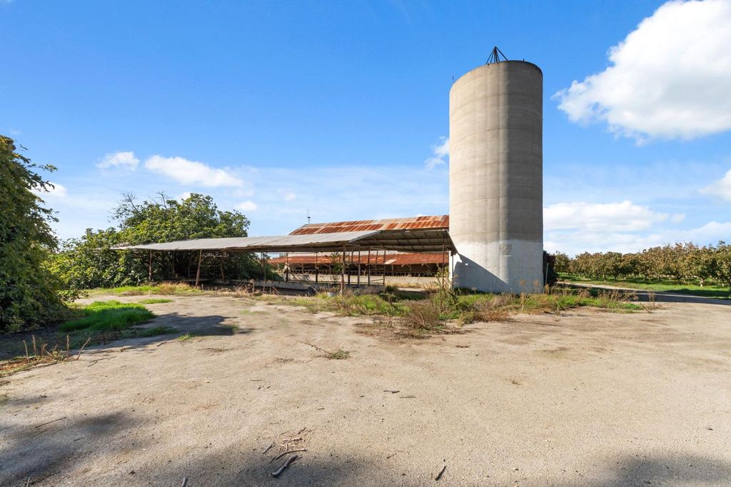 Image 19 of property listing at 15502 10th Avenue, Hanford, CA 93230