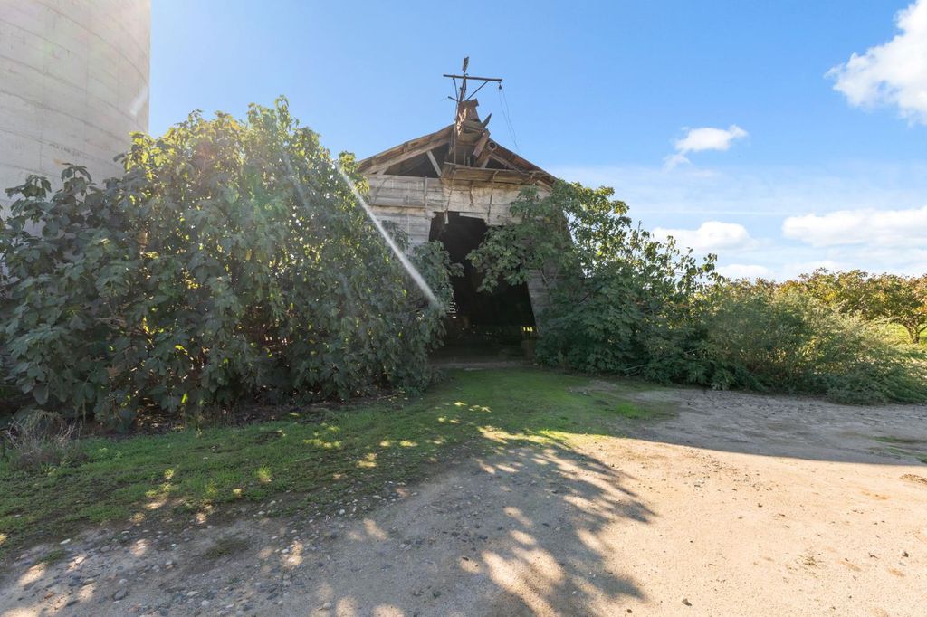 Image 20 of property listing at 15502 10th Avenue, Hanford, CA 93230