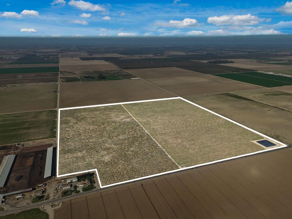 Image 4 of property listing at 15502 10th Avenue, Hanford, CA 93230