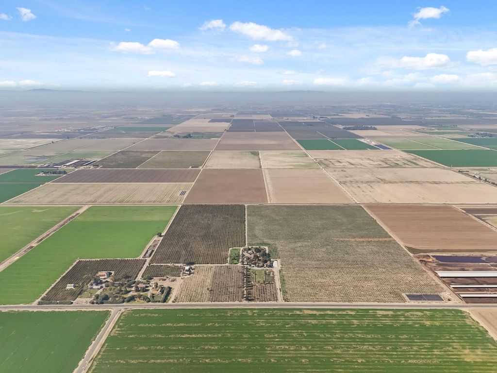 Image 6 of property listing at 15502 10th Avenue, Hanford, CA 93230