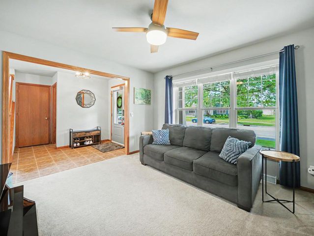 3821 STONEBRIDGE Drive, Madison, WI 53719