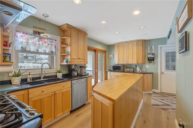 5503 Rockhampton Path, Clay, NY 13041