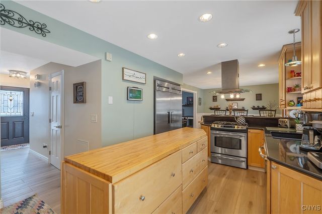 5503 Rockhampton Path, Clay, NY 13041