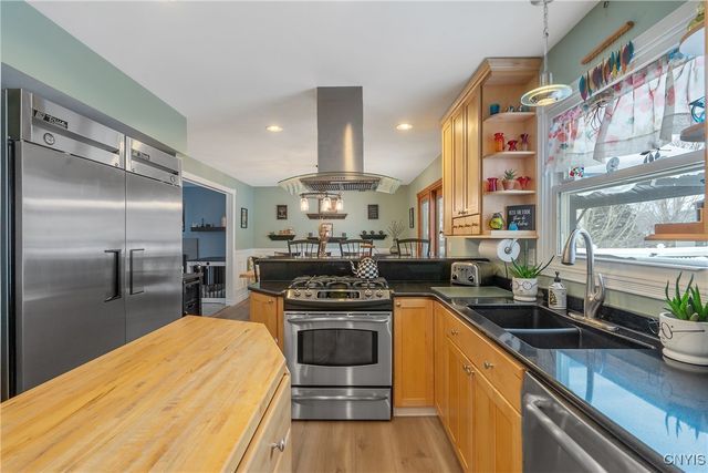 5503 Rockhampton Path, Clay, NY 13041