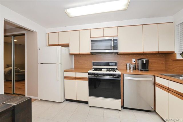 271 Birchwood Road, Medford, NY 11763