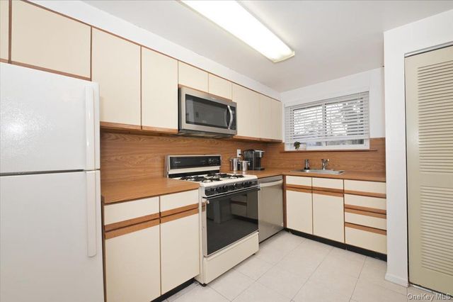 271 Birchwood Road, Medford, NY 11763