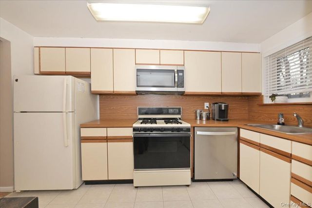 271 Birchwood Road, Medford, NY 11763