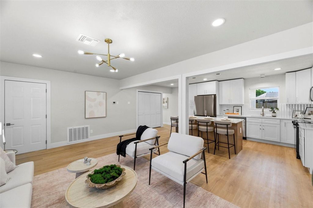 Image 6 of property listing at 2860 64TH TERRACE S, St Petersburg, FL 33712