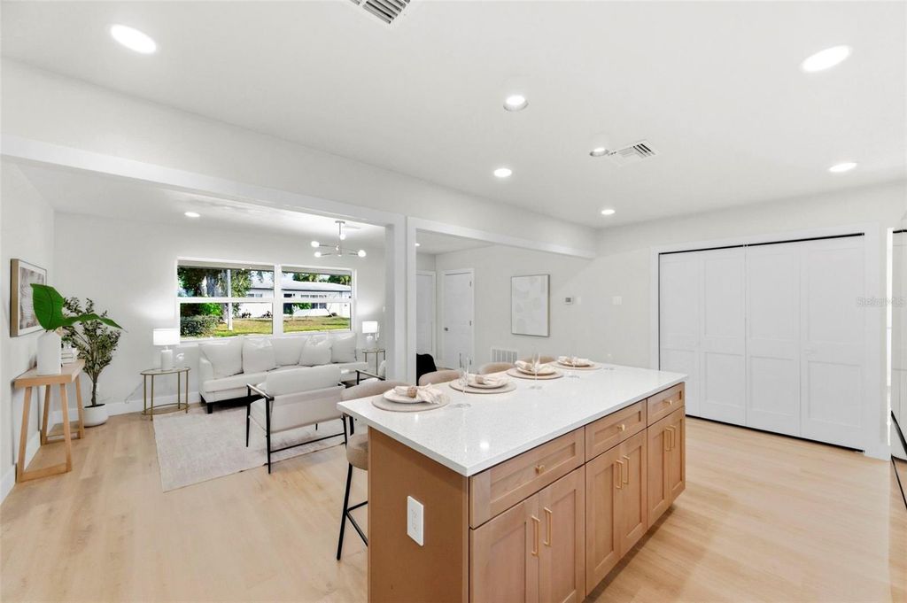 Image 8 of property listing at 2860 64TH TERRACE S, St Petersburg, FL 33712