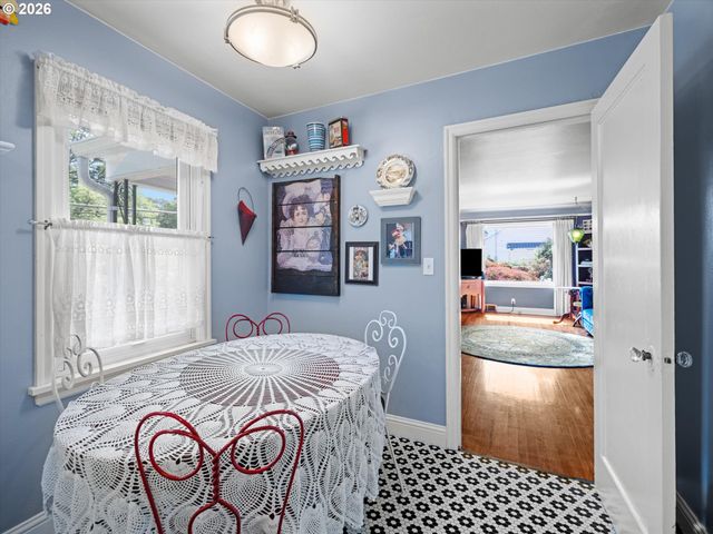21635 WILLAMETTE Dr, West Linn, OR 97068