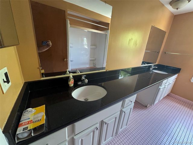 28330 Lahser Rd Road, Southfield, MI 48034