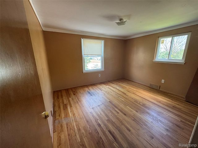 28330 Lahser Rd Road, Southfield, MI 48034