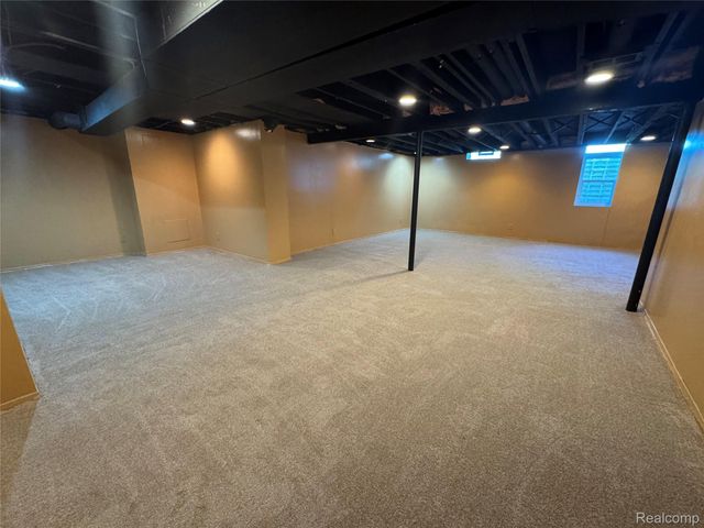 28330 Lahser Rd Road, Southfield, MI 48034