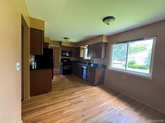 28330 Lahser Rd Road, Southfield, MI 48034