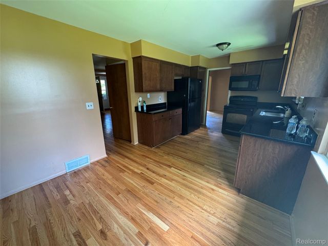 28330 Lahser Rd Road, Southfield, MI 48034