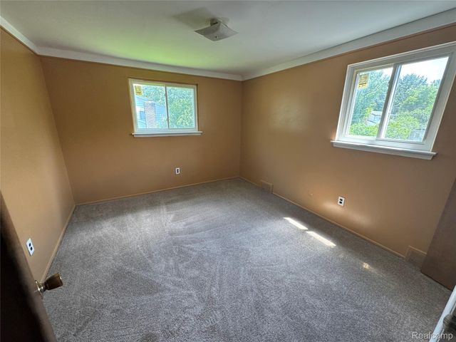 28330 Lahser Rd Road, Southfield, MI 48034