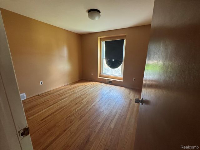 28330 Lahser Rd Road, Southfield, MI 48034