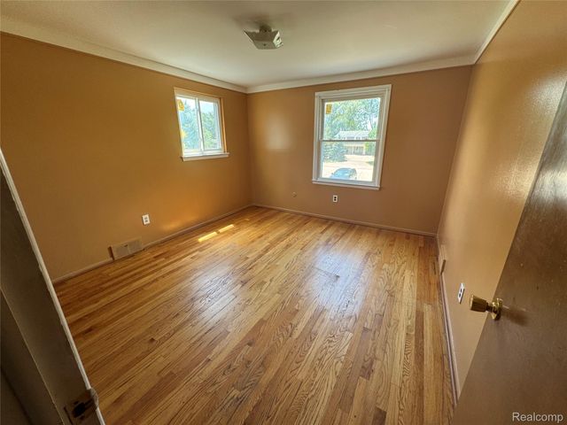 28330 Lahser Rd Road, Southfield, MI 48034