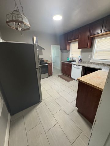 1088 Bridge St, Lowell, MA 01850