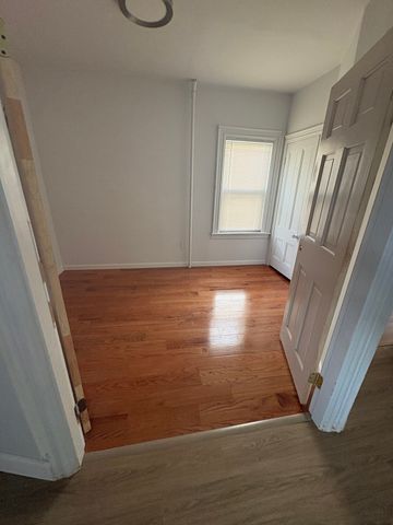 1088 Bridge St, Lowell, MA 01850
