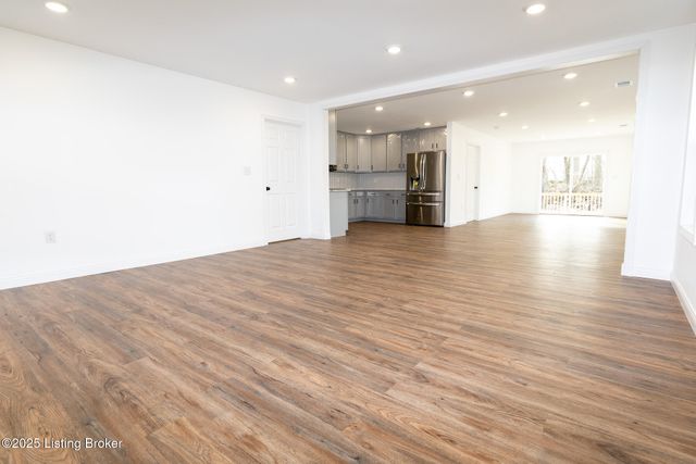 1904 Donald Dr, Louisville, KY 40216