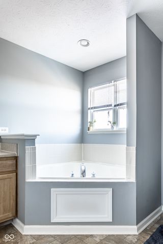 6220 Bishops Pond Lane, Indianapolis, IN 46268