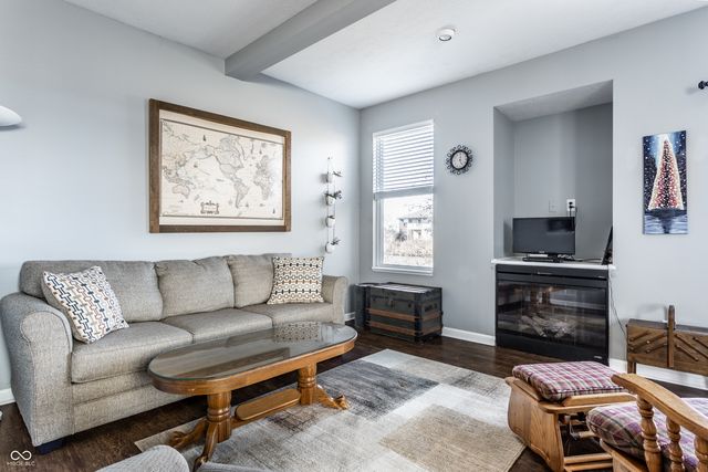 6220 Bishops Pond Lane, Indianapolis, IN 46268