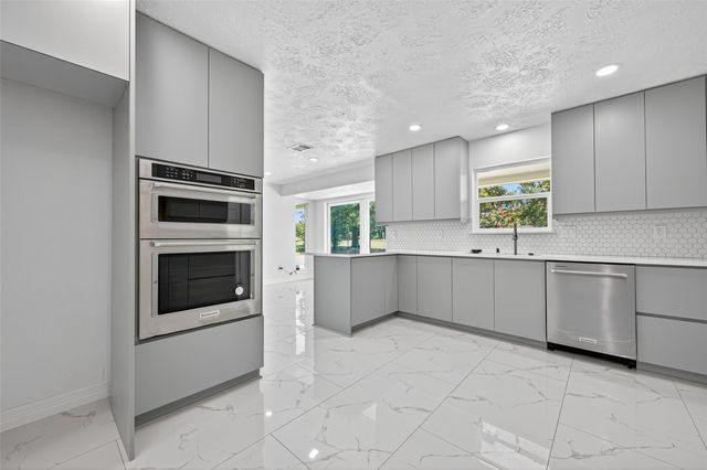 559 Hampton Road, Conroe, TX 77302