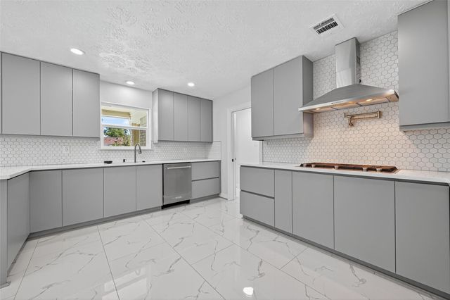 559 Hampton Road, Conroe, TX 77302