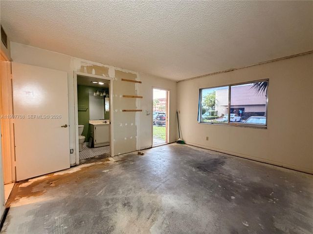 17000 NW 67th Ave 115, Hialeah, FL 33015