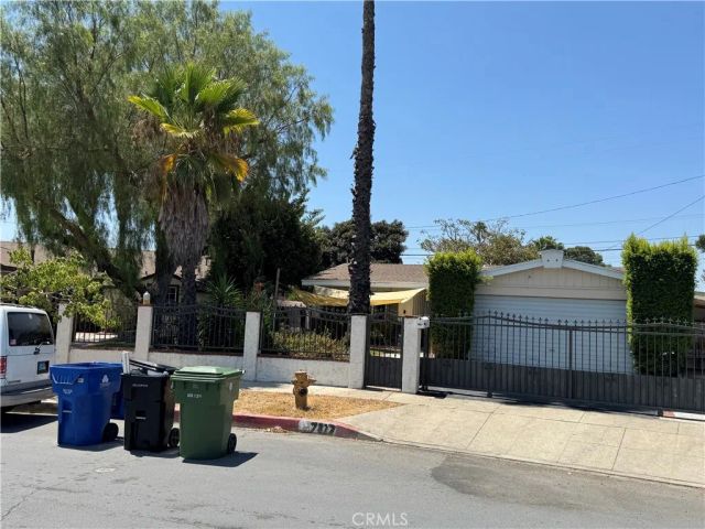 7827 Bakman, Los Angeles, CA 91352