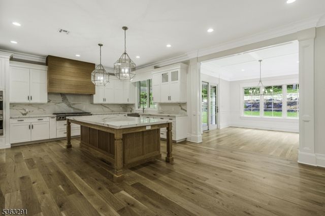 8 Cobblestone Ct, Warren Twp., NJ 07059