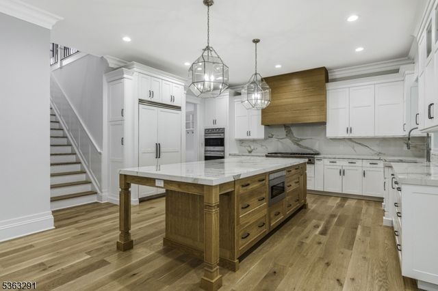 8 Cobblestone Ct, Warren Twp., NJ 07059