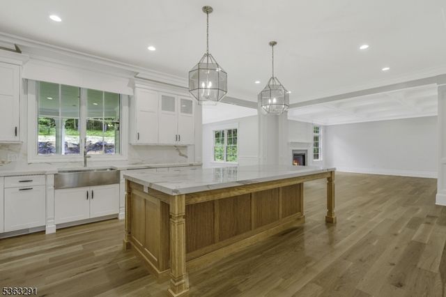 8 Cobblestone Ct, Warren Twp., NJ 07059