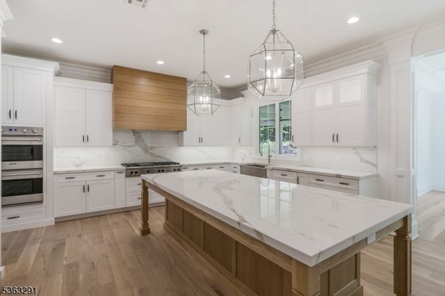 8 Cobblestone Ct, Warren Twp., NJ 07059