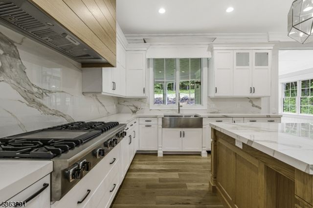 8 Cobblestone Ct, Warren Twp., NJ 07059