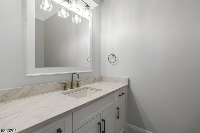 8 Cobblestone Ct, Warren Twp., NJ 07059