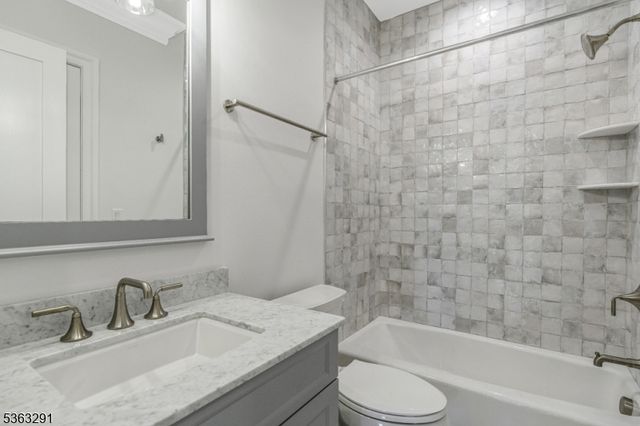 8 Cobblestone Ct, Warren Twp., NJ 07059