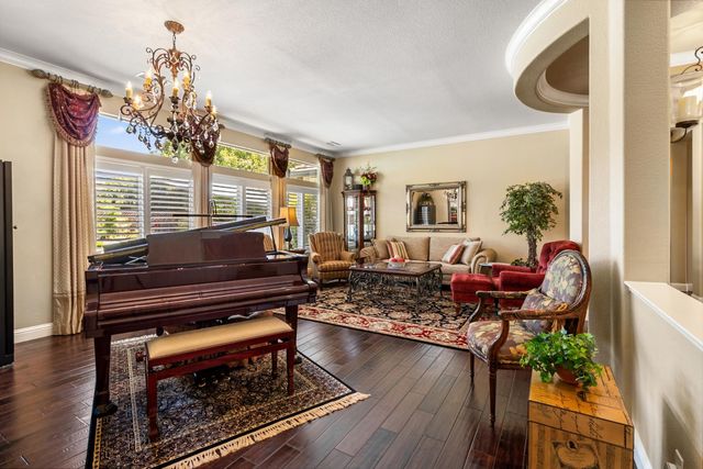 702 Rolling Green Dr, West Sacramento, CA 95605