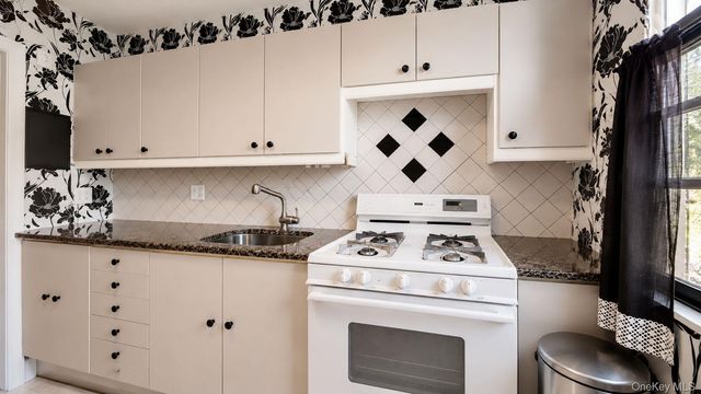 75-05 210th Street 4N, Oakland Gardens, NY 11364