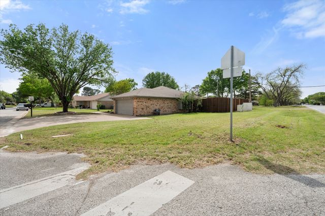 3800 Twin Creek Drive, Arlington, TX 76015